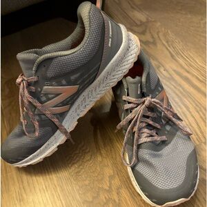 New balance tennis shoes size 8.5 grey